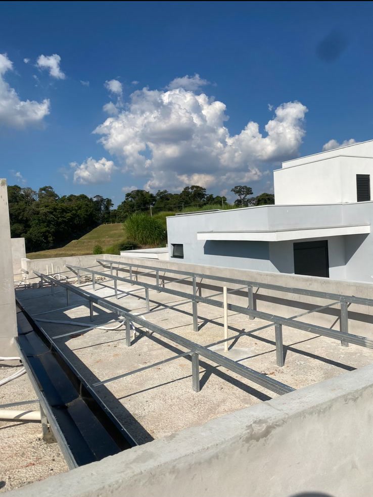 Estrutura metálica para telhado de alto padrão em obra residencial