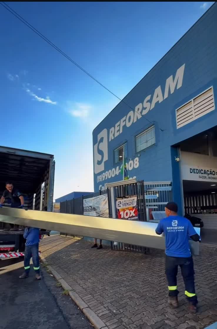 Carregamento e entrega de materiais metálicos