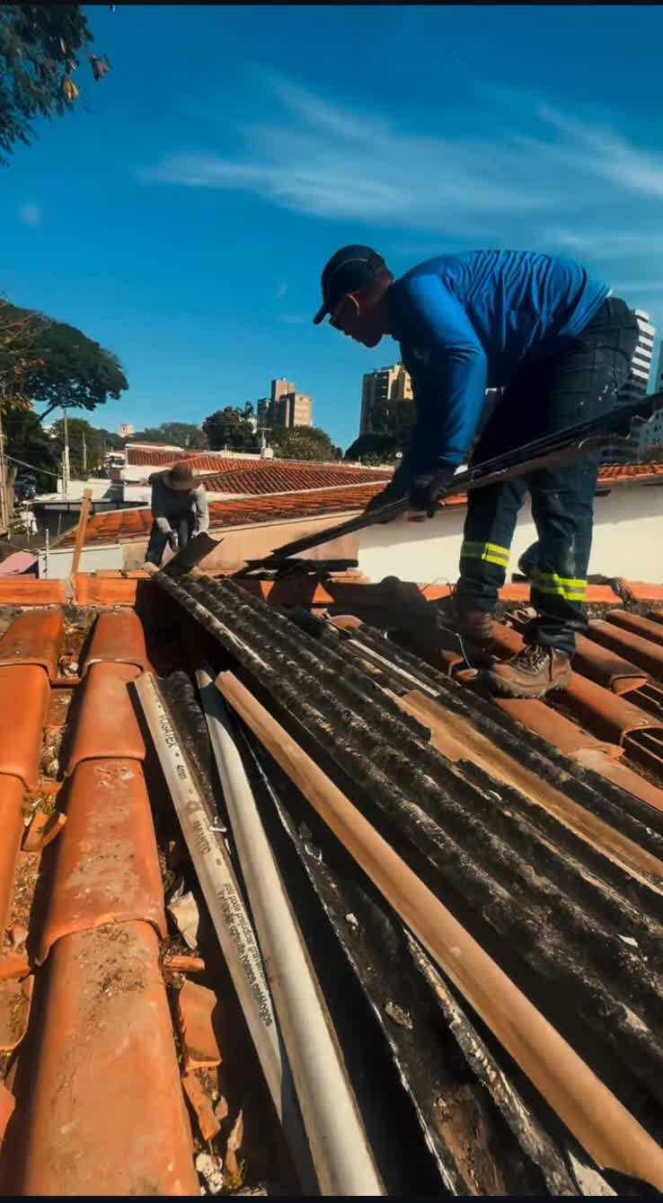 Reforma de telhado com troca de telhas