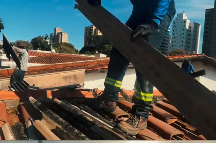 Equipe trabalhando na reforma de um telhado residencial
