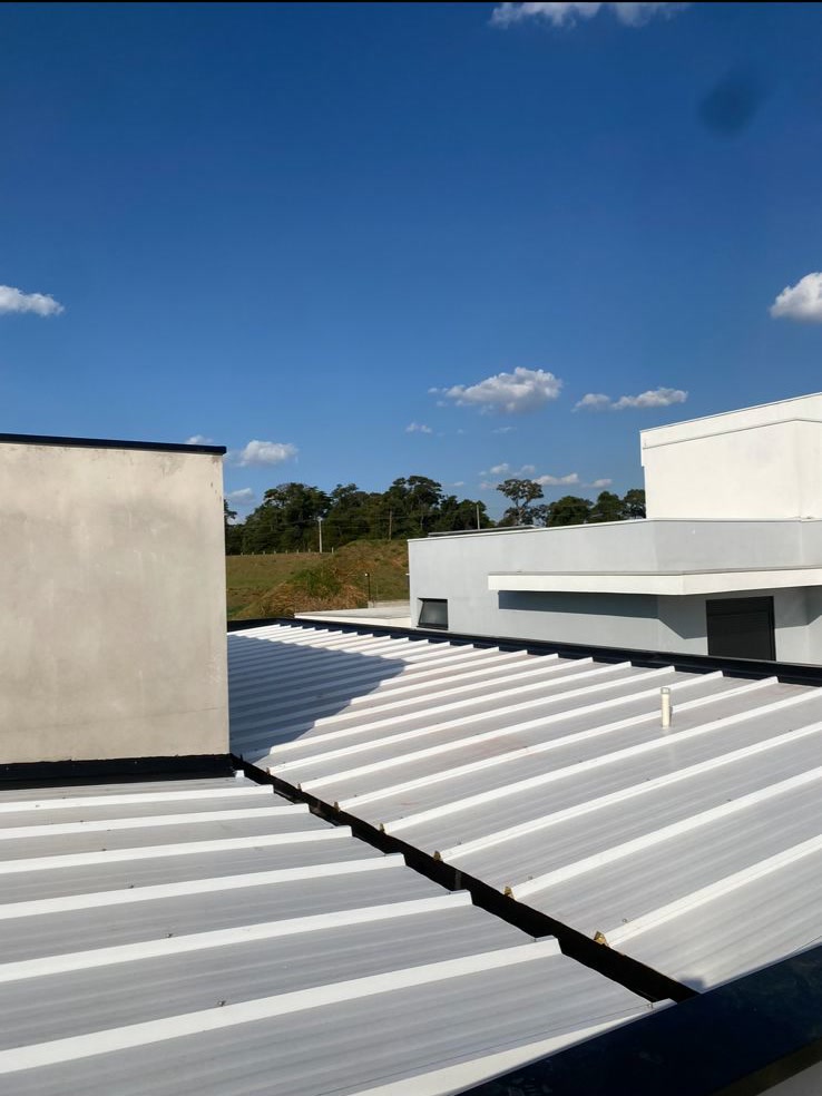 Telhado trapezoidal branco com acabamento em rufo preto